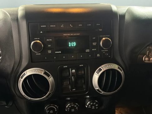 Used 2013 Jeep Wrangler Unlimited Sahara w/ Connectivity Group AWD/4WD image 14