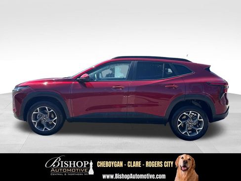 Used 2025 Chevrolet Trax LT FWD image 8