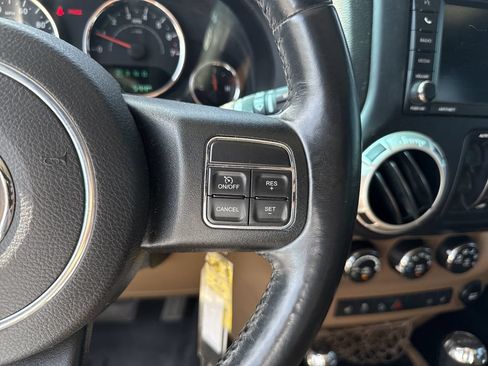 Used 2017 Jeep Wrangler Unlimited Sahara w/ Connectivity Group AWD/4WD image 15