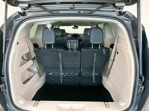 Used 2023 Chrysler Pacifica Touring-L FWD image 28