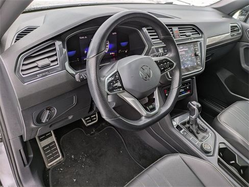 Used 2023 Volkswagen Tiguan SE R-Line image 8