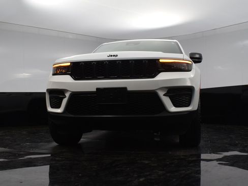 Used 2023 Jeep Grand Cherokee Altitude image 18