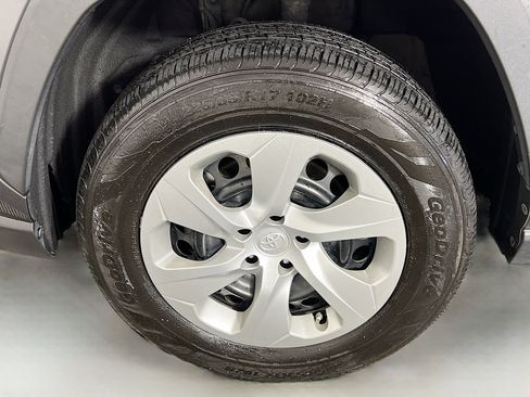 Used 2022 Toyota RAV4 LE AWD/4WD image 25