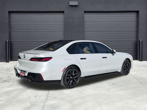 Used 2023 BMW 740i image 33