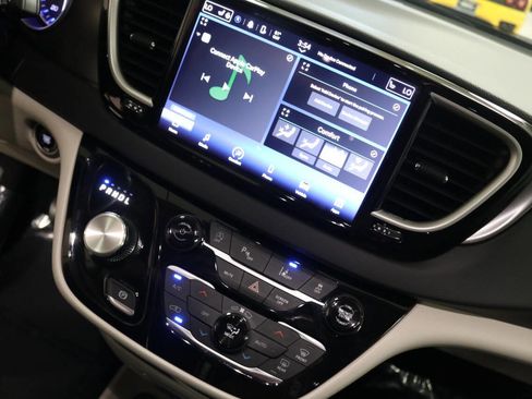 Used 2023 Chrysler Pacifica Touring-L image 66