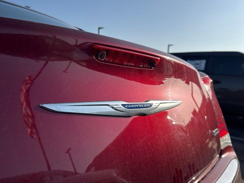 Used 2018 Chrysler 300 Touring L RWD image 7