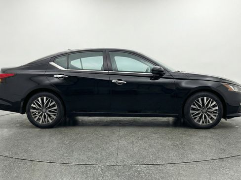 Used 2025 Nissan Altima 2.5 SV FWD image 11