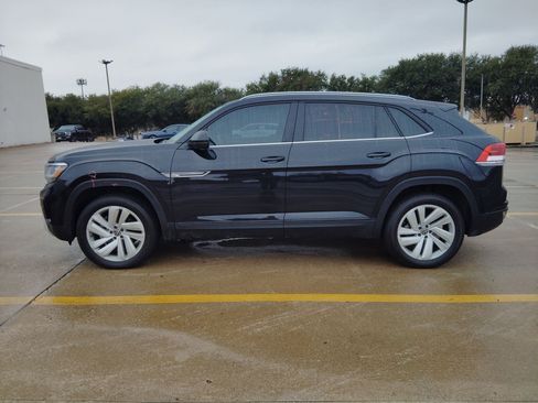 Used 2022 Volkswagen Atlas Cross Sport SE image 2