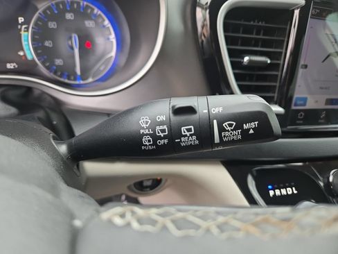 Used 2023 Chrysler Pacifica Touring-L FWD image 44