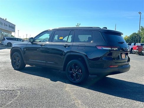 Used 2023 Jeep Grand Cherokee L Laredo image 5