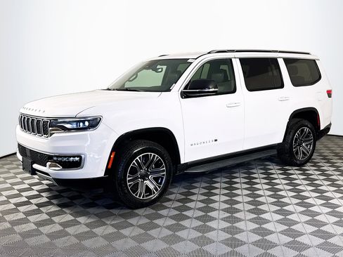 Used 2024 Jeep Wagoneer Series II w/ Flexible Seating Group RWD image 4