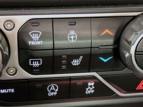 Used 2021 Jeep Gladiator Rubicon w/ Cold Weather Group AWD/4WD image 21