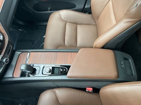 Certified 2025 Volvo XC60 B5 Plus image 19