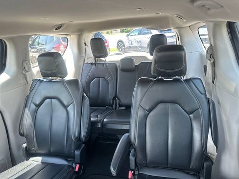 Used 2023 Chrysler Pacifica Touring-L FWD image 23
