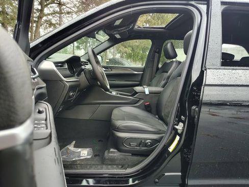 New 2026 Jeep Grand Cherokee Laredo image 2