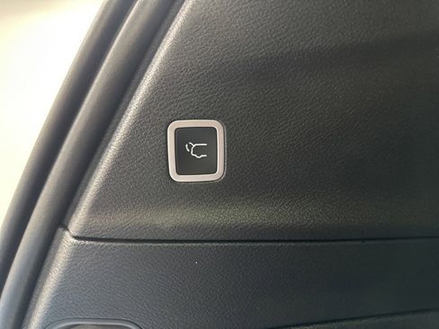 Used 2025 Chrysler Pacifica Select image 10