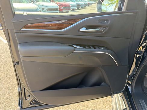 Used 2022 Cadillac Escalade Luxury image 18