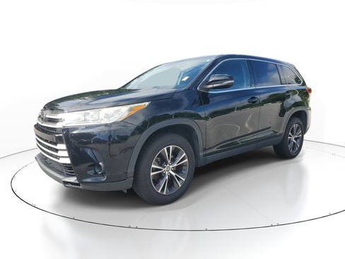 Used 2019 Toyota Highlander LE FWD image 3