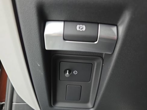 New 2026 Land Rover Defender 130 X-Dynamic SE image 26