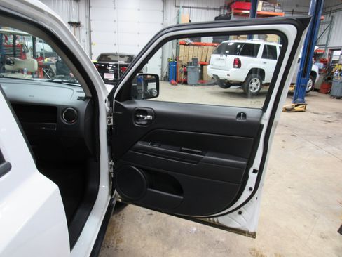 Used 2014 Jeep Patriot Latitude w/ Sun/Sound Group image 20