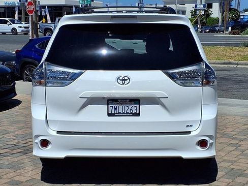 Used 2015 Toyota Sienna SE w/ SE Preferred Package FWD image 4