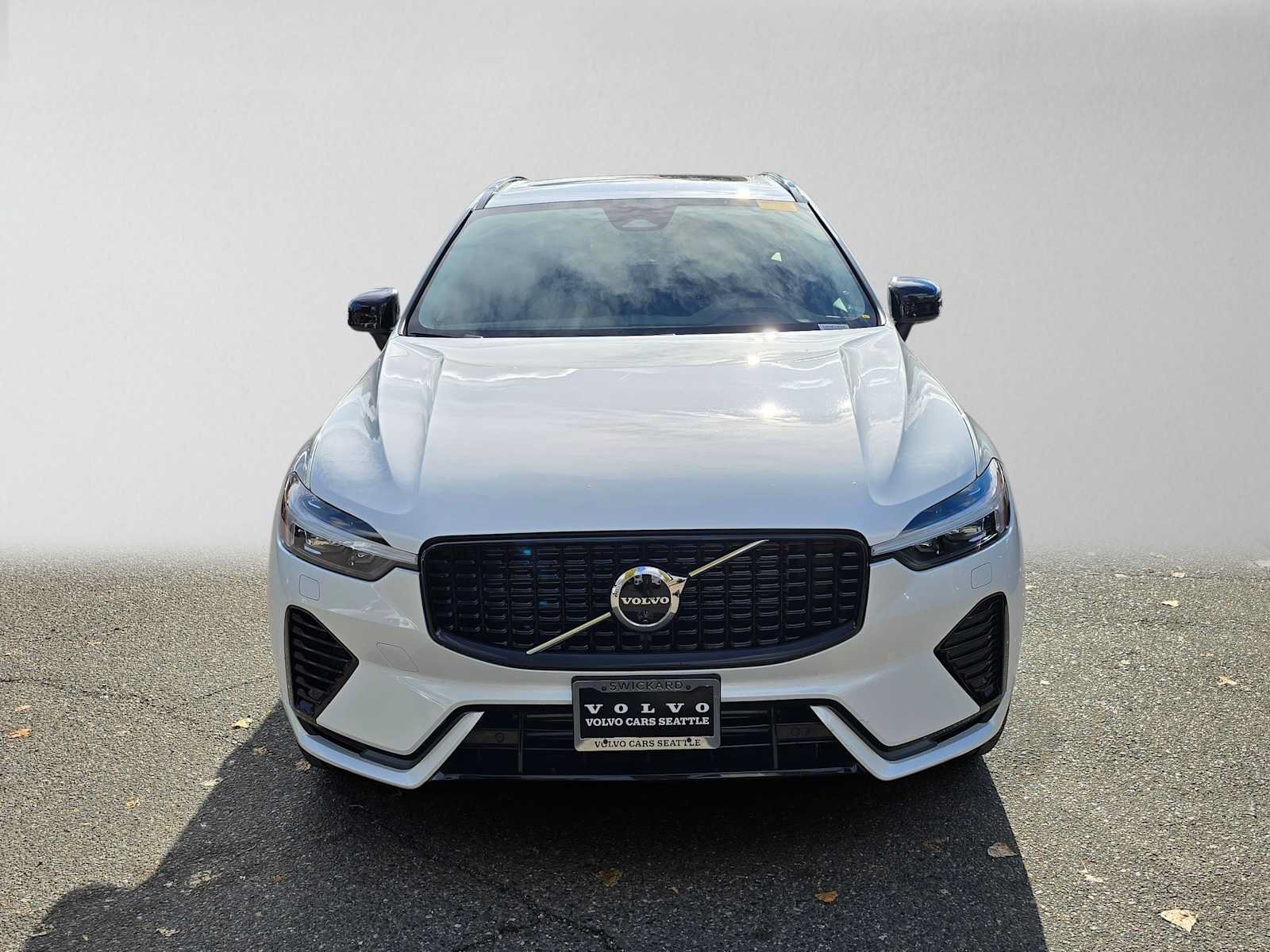 Used 2025 Volvo XC60 T8 Plus w/ Protection Package Premier AWD/4WD image 8