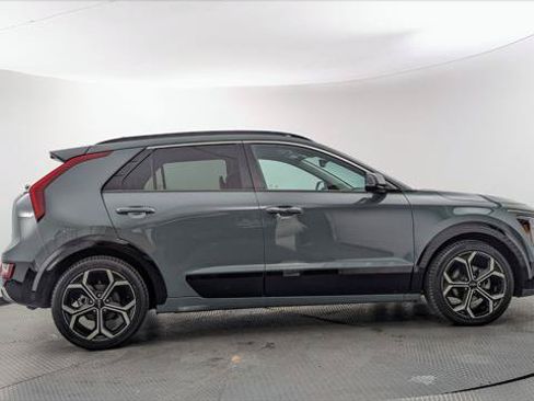 Used 2023 Kia Niro SX Touring FWD image 9