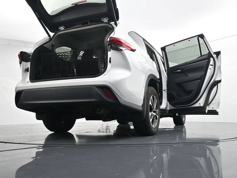 Used 2023 Toyota Highlander XLE AWD/4WD image 42