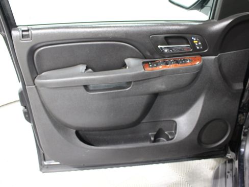 Used 2013 Chevrolet Avalanche LTZ AWD/4WD image 6