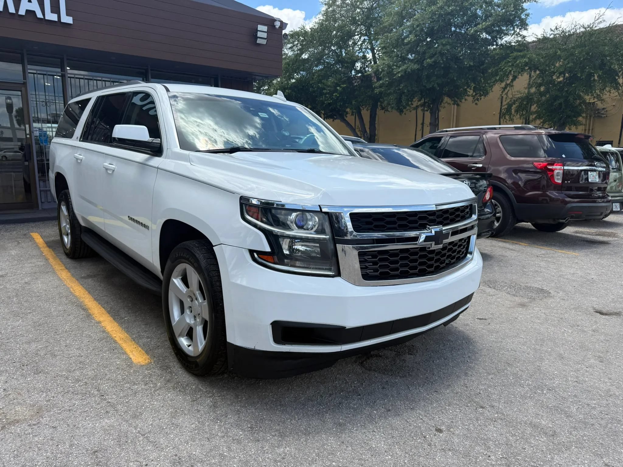 Used 2016 Chevrolet Suburban LT RWD image 3