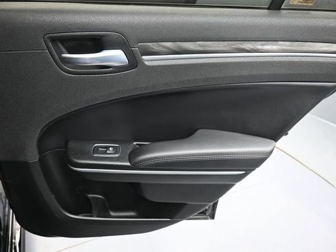 Used 2022 Chrysler 300 Touring L image 33