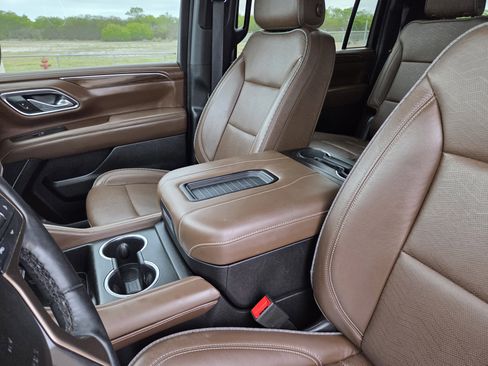 Used 2024 Chevrolet Suburban High Country w/ Premium Package 2 RWD image 32