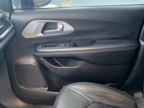 Used 2020 Chrysler Pacifica Touring-L Plus FWD image 14
