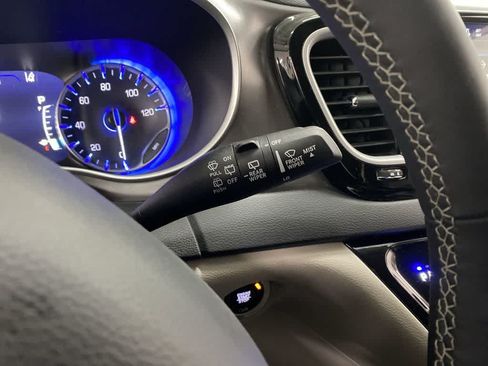 Used 2024 Chrysler Pacifica Touring-L FWD image 22