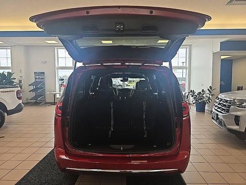 Used 2026 Chrysler Pacifica Limited FWD image 15