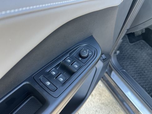 Used 2024 Volkswagen Taos SE w/ Panoramic Sunroof Package FWD image 13