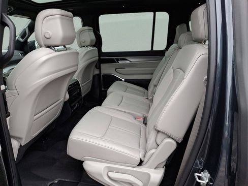 Used 2025 Jeep Wagoneer 4WD w/ Premium Group I image 8