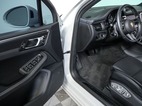 Certified 2024 Porsche Macan GTS image 8