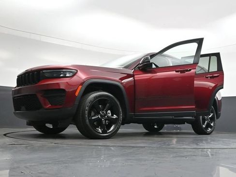 Used 2024 Jeep Grand Cherokee Altitude AWD/4WD image 42