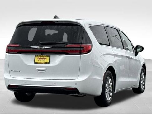 New 2026 Chrysler Pacifica Select image 8
