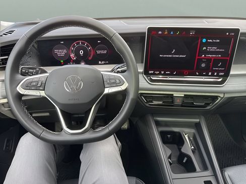 Used 2025 Volkswagen Tiguan SE w/ Panoramic Sunroof Package AWD/4WD image 11