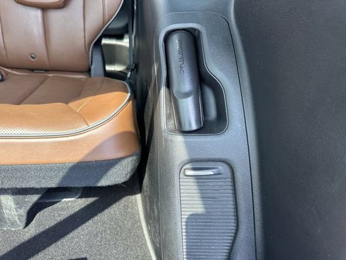 Used 2017 Chrysler Pacifica Limited w/ UConnect Theater Package FWD image 43