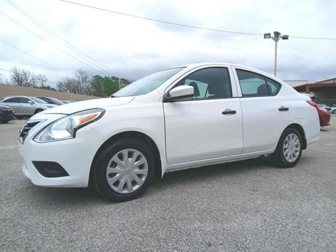 Used 2019 Nissan Versa S Plus image 3