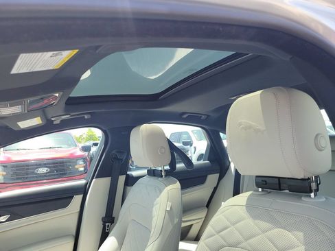 Used 2022 Jaguar XF SE RWD image 20