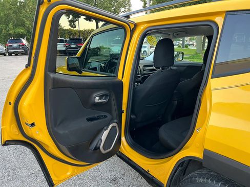 Used 2015 Jeep Renegade Latitude FWD image 12