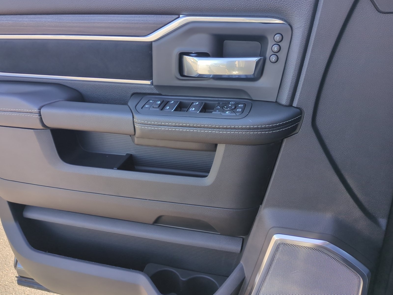 New 2026 RAM 2500 Laramie AWD/4WD image 13