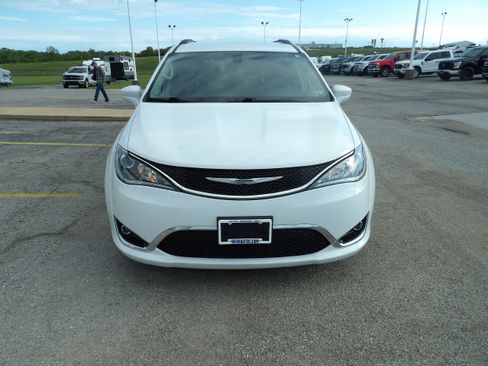 Used 2017 Chrysler Pacifica Touring-L FWD image 3