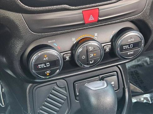Used 2017 Jeep Renegade Altitude FWD image 20
