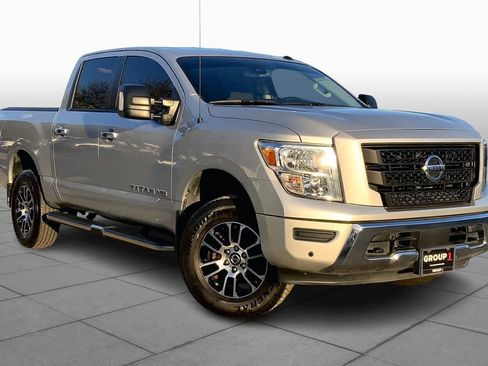 Used 2020 Nissan Titan SV w/ SV Convenience Package image 2
