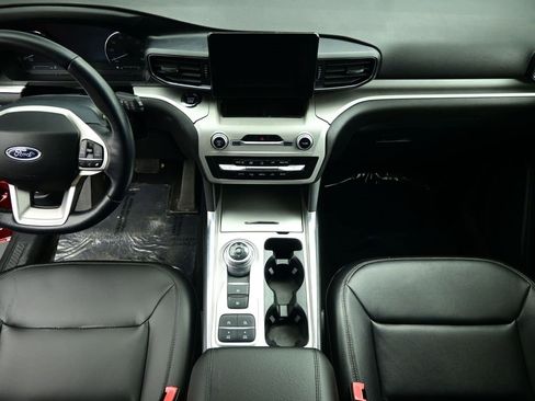 Used 2020 Ford Explorer XLT w/ Equipment Group 202A image 6